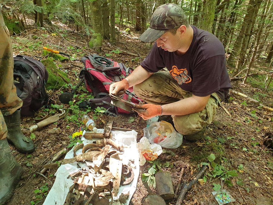 Під час пошукових робіт біля Долини. Фото: Facebook-сторінка Андрія Риштуна