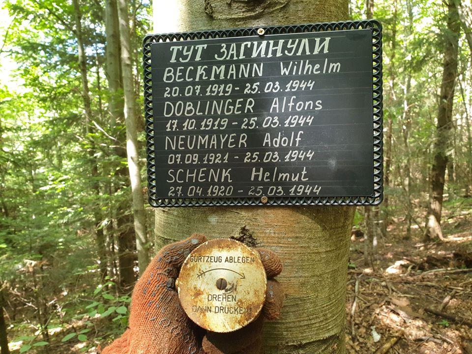 Таблиця на місці загибелі екіпажу німецького бомбардувальника HE-111 (Heinkel). Фото: Facebook-сторінка Андрія Риштуна