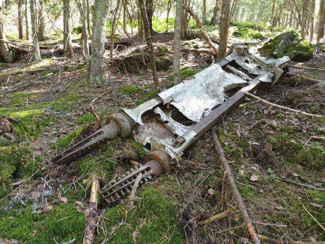 Елемент фюзеляжу літака Junkers 88 біля Яйка Ілемського. Фото: Facebook-сторінка Андрія Риштуна