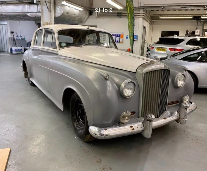 Львів'янин виставив на продаж раритетні Bentley та Rolls-Royce