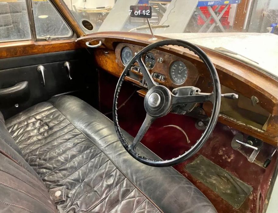 Львів'янин виставив на продаж раритетні Bentley та Rolls-Royce