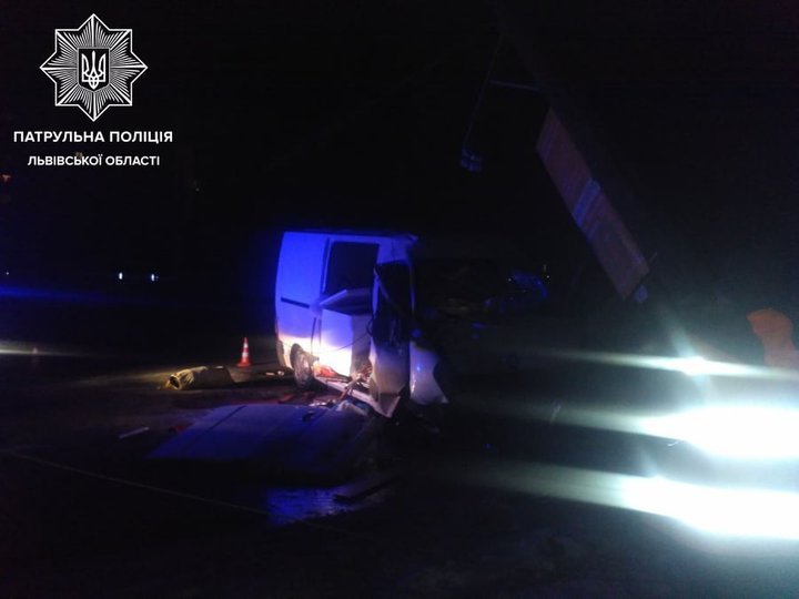 На Сихові мікроавтобус зніс бетонну електроопору. Фото поліції