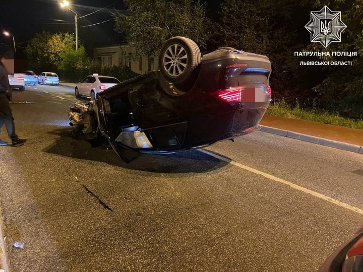 На Княгині Ольги автомобіль перекинувся на дах. Фото поліції