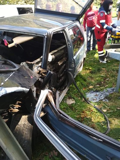 У Мостиськах автомобіль влетів у відбійник. Фото: Facebook