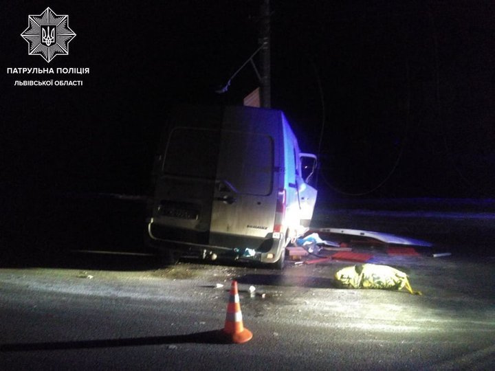 На Сихові мікроавтобус зніс бетонну електроопору. Фото поліції
