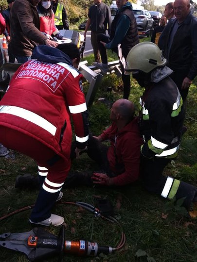 У Мостиськах автомобіль влетів у відбійник. Фото: Facebook