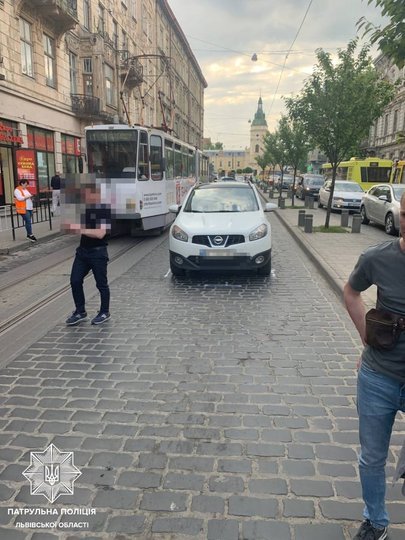 Львів&rsquo;янин під кайфом спричинив чотири ДТП. Фото поліції