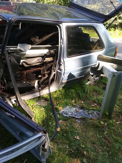 У Мостиськах автомобіль влетів у відбійник. Фото: Facebook