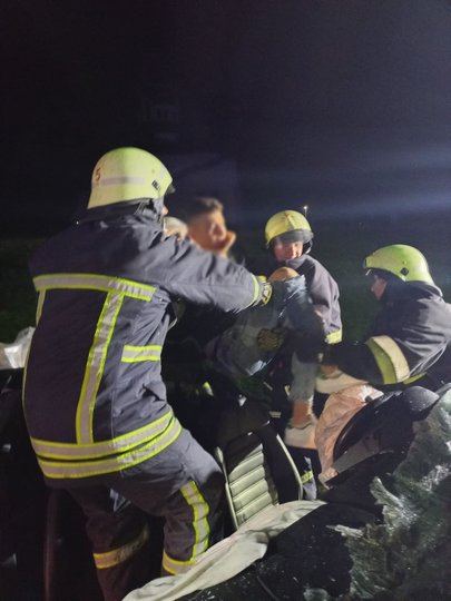 В ДТП біля Борислава загинули троє людей, ще семеро постраждали. Фото: ГУ ДСНС