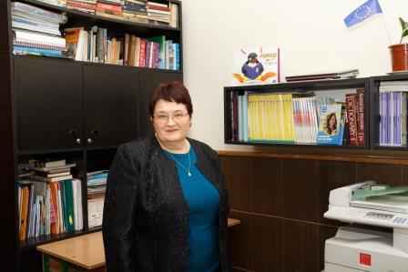 Галина Фурман. Фото з сайту гімназії