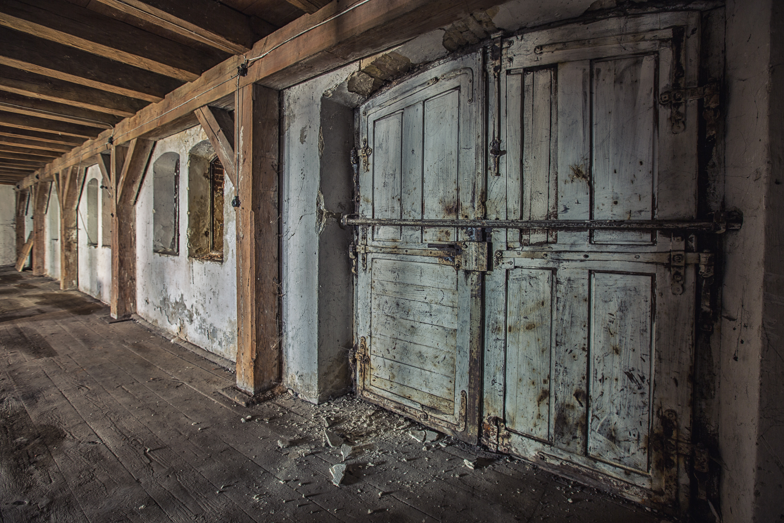 Сталкери показали фото закинутої казарми комплексу Фердинанда у Львові