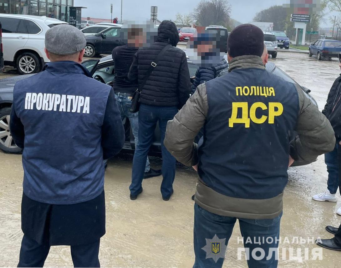 На Львівщини викрили дві схеми переправлення чоловіків за кордон