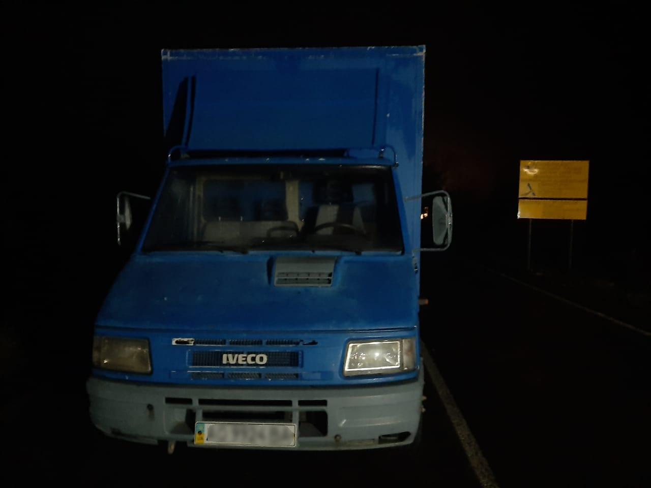 Львівські прикордонники виявили схрон із 5 тисячами пляшок горілки. Фото: Державна прикордонна служба України