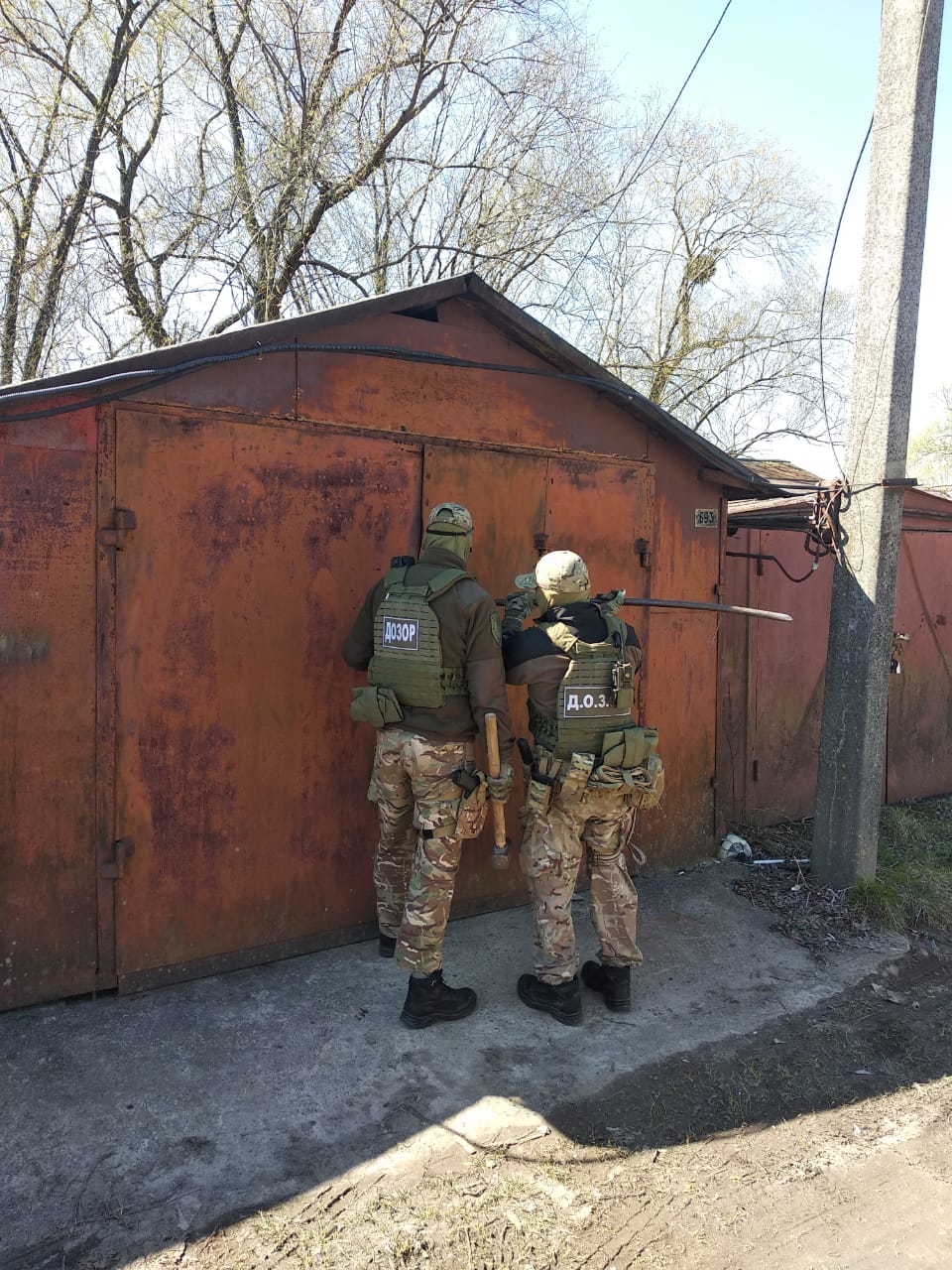 У львівському гаражі виявили більше двох тисяч пляшок підробленої горілки. Фото Держприкордонслужби