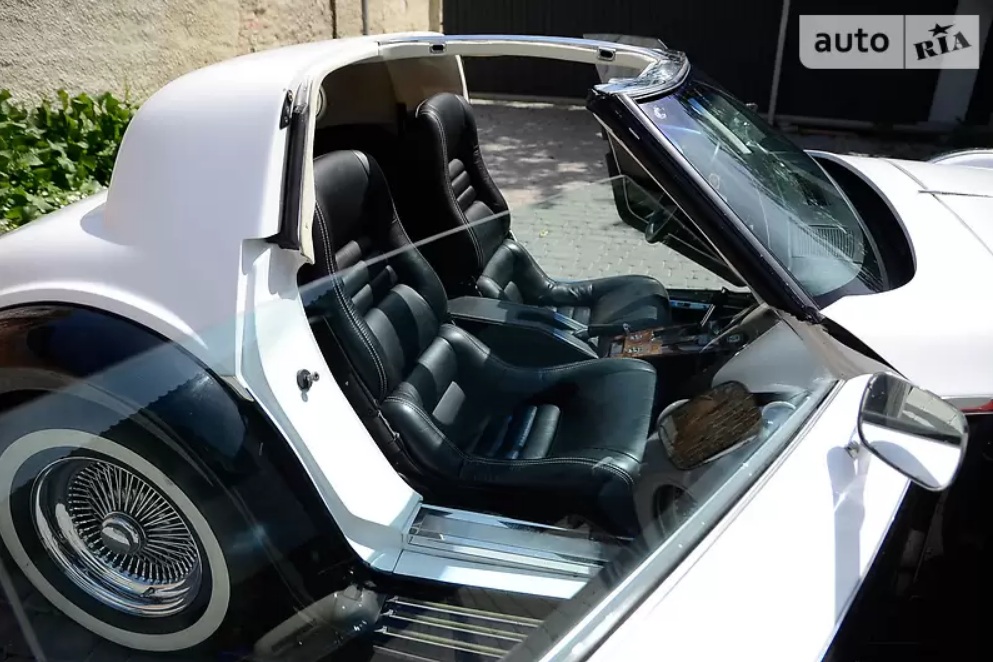 У Львові помітили рідкісний американський ретро-автомобіль