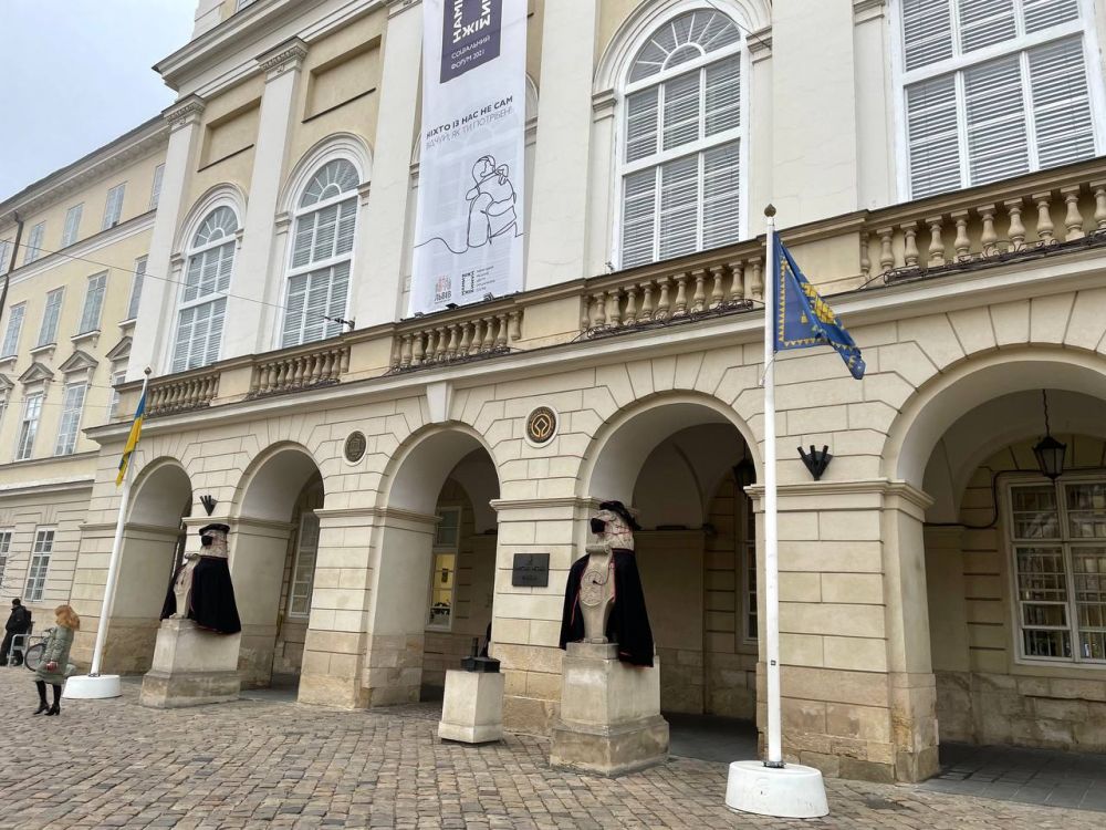 З нагоди Дня студента львівських левів на площі Ринок одягнули у мантії