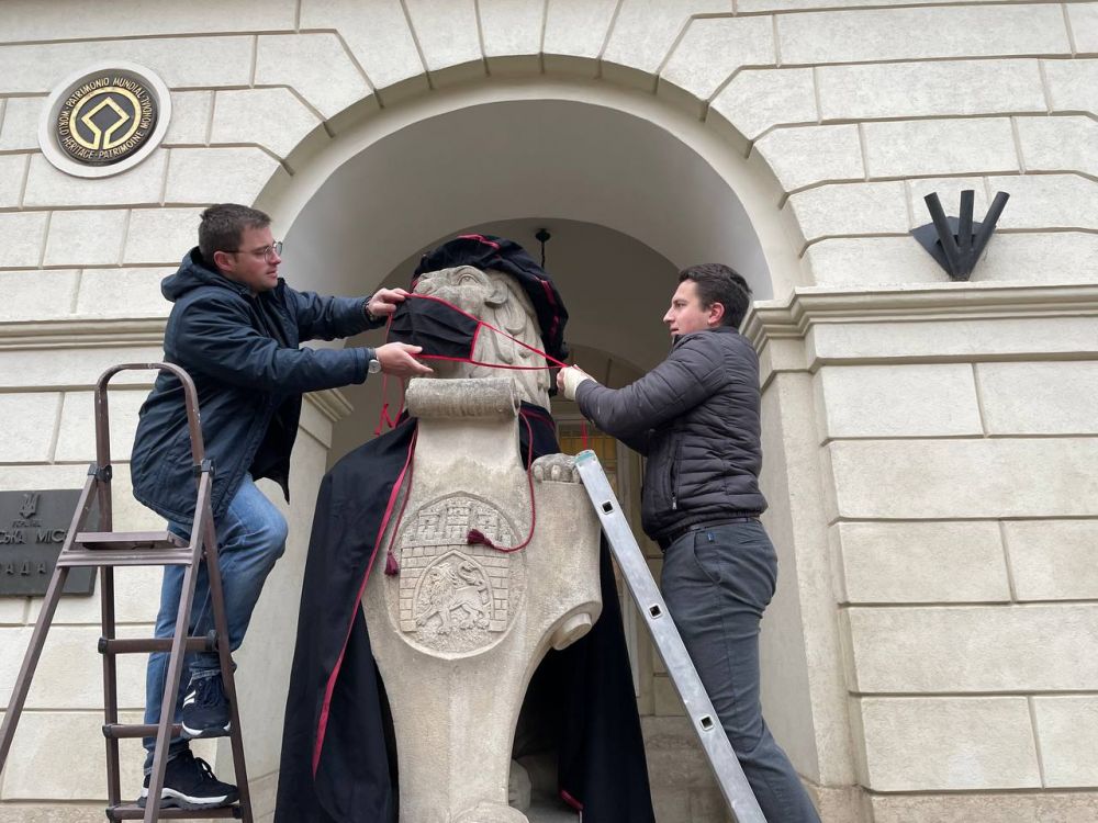 З нагоди Дня студента львівських левів на площі Ринок одягнули у мантії