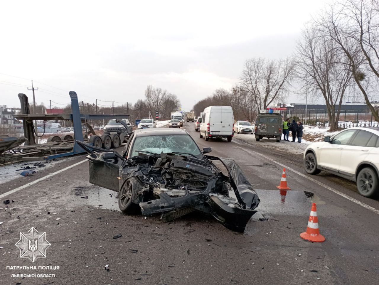 Через потрійну ДТП із потерпілими біля Львова ускладнений рух || Фото: t.me/lvivpatrolpolice 