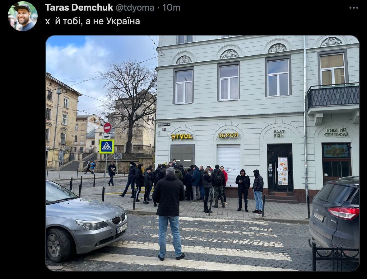 У Львові виникла довга черга до магазину зброї