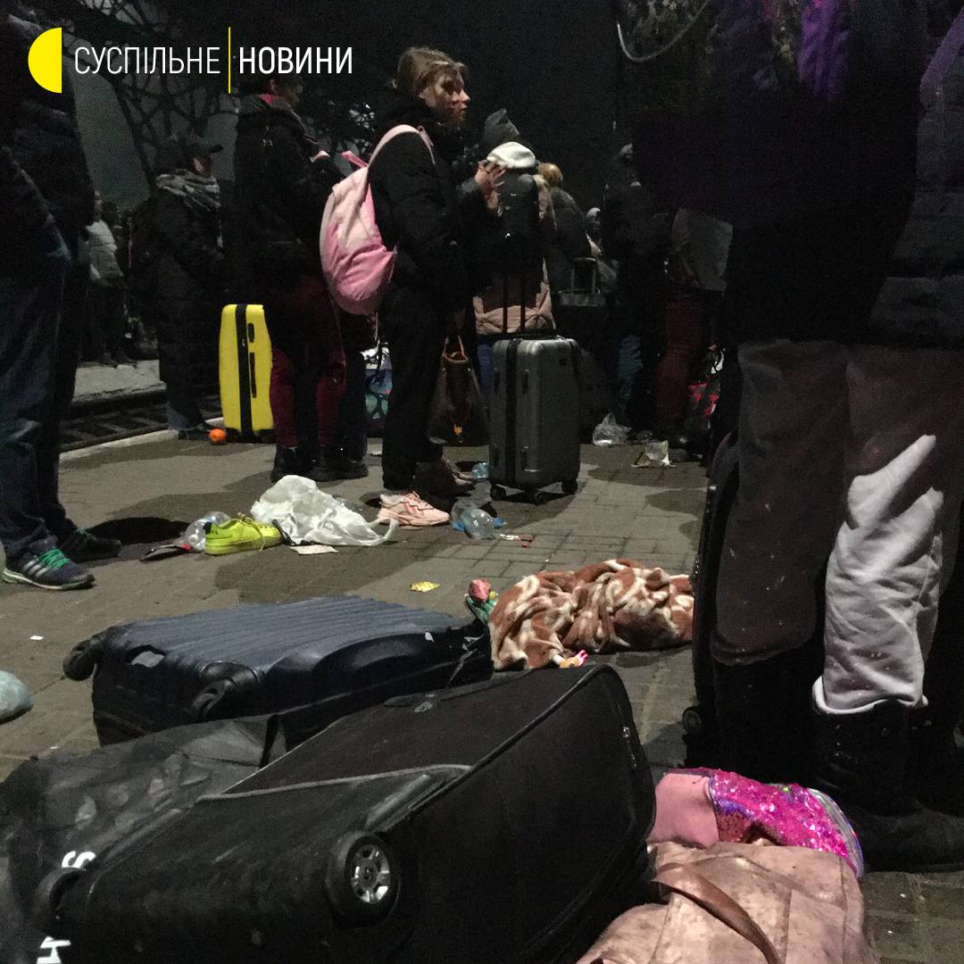 Тиснява, штурм електричок та запізнення потягів: яка ситуація на львівському вокзалі