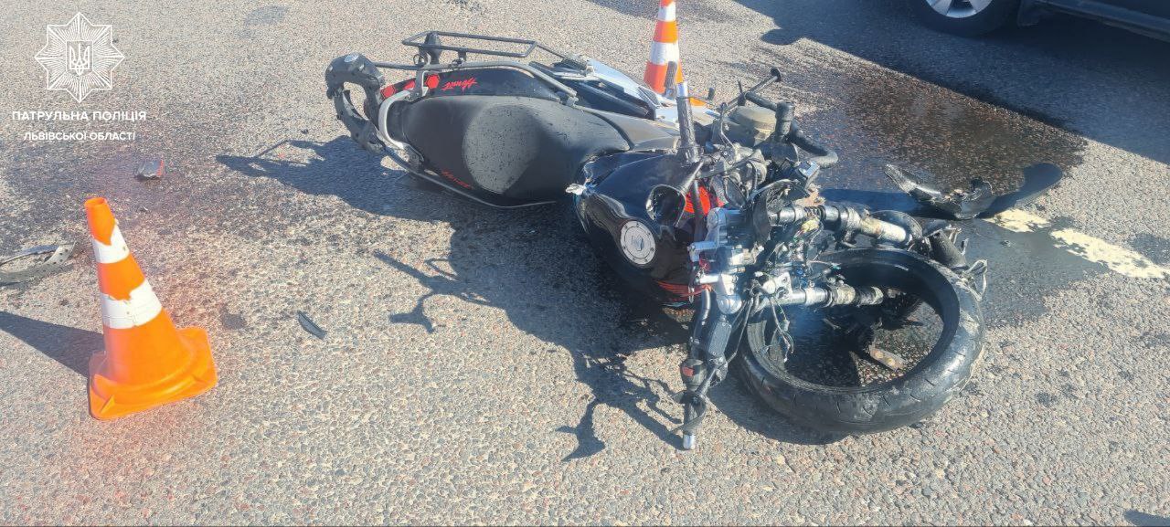 В аварії на Скнилівському мості у Львові загинув мотоцикліст: фото з місця ДТП