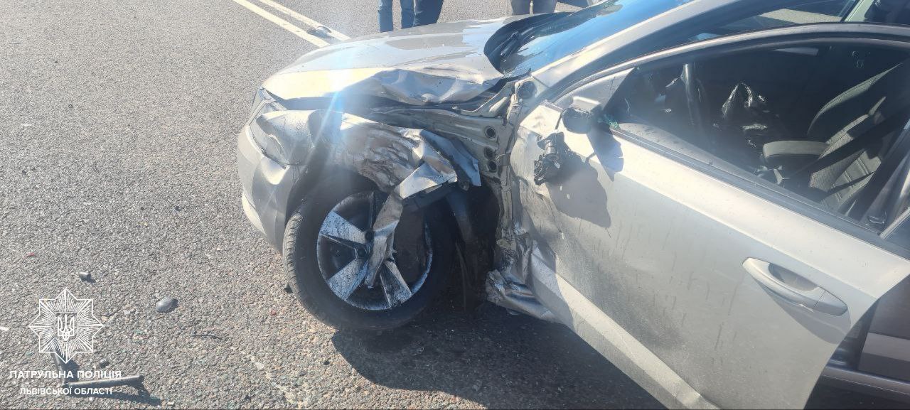 В аварії на Скнилівському мості у Львові загинув мотоцикліст: фото з місця ДТП