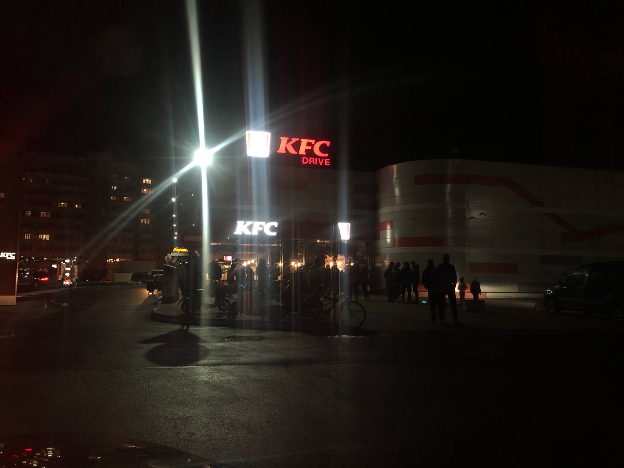 Черга до KFC на Сихові. Фото: VG Львів