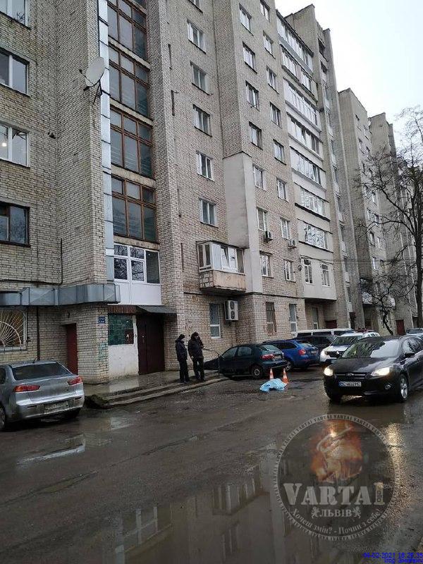 З восьмого поверху будинку у Львові випала молода жінка. Фото: Варта1