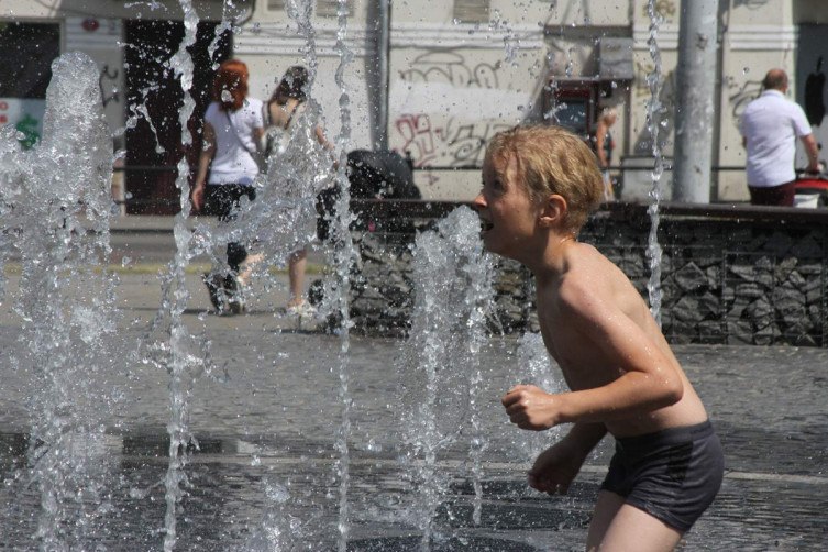 Купання в фонтані біля Форуму. Фото:  Depo.Львів.