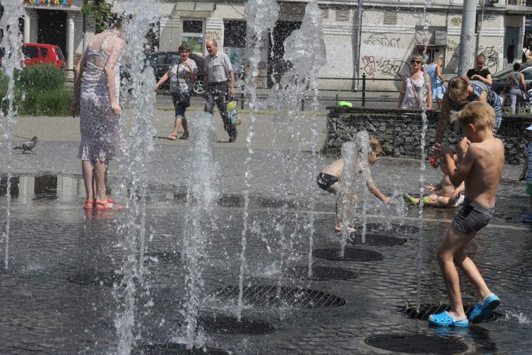 Купання в фонтані біля Форуму. Фото:  Depo.Львів.