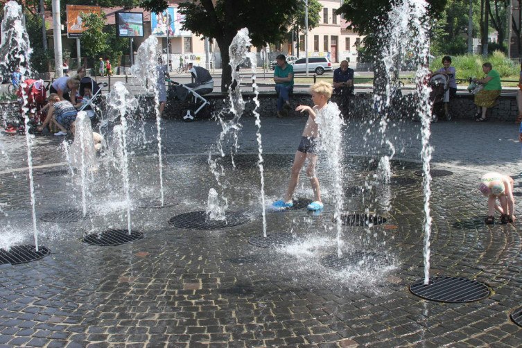 Купання в фонтані біля Форуму. Фото:  Depo.Львів.