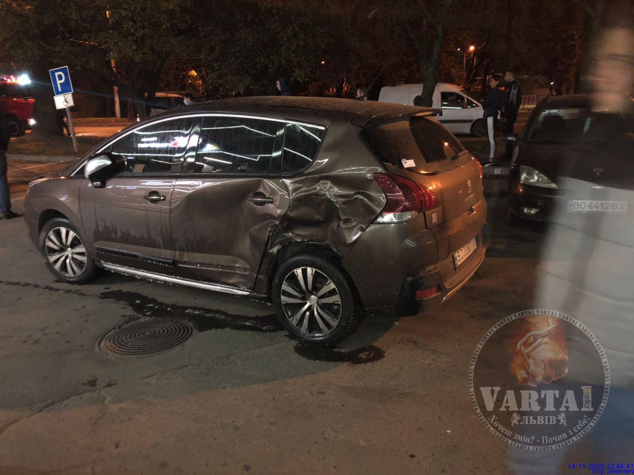 У Львові п’яний водій влетів в два авто та намагався відкупитись від копів. Фото: Варта-1