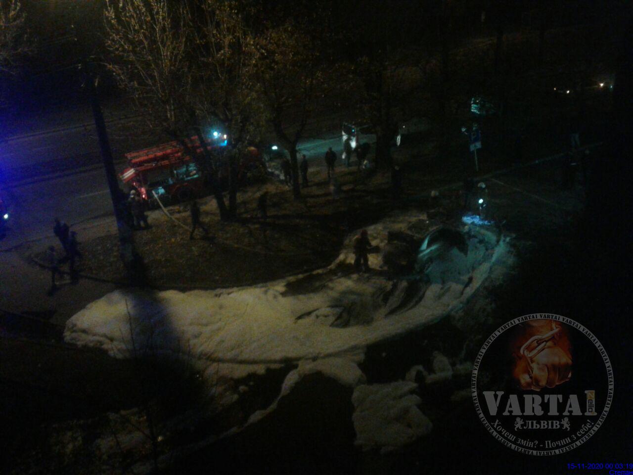 У Львові п’яний водій влетів в два авто та намагався відкупитись від копів. Фото: Варта-1