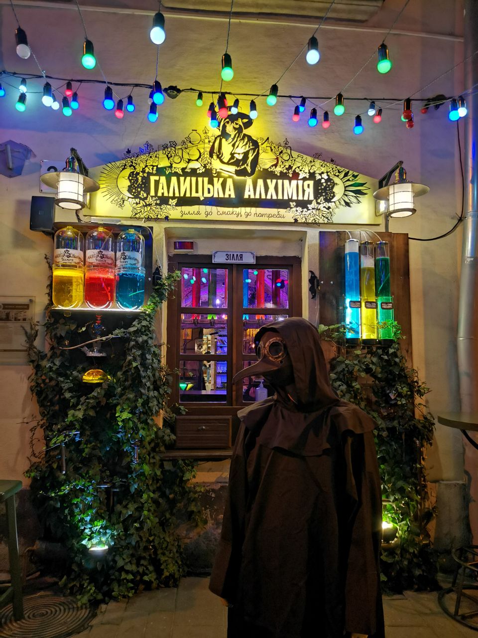 На Вірменській відкрили нове незвичайне кафе. Фото: Галицька Алхімія