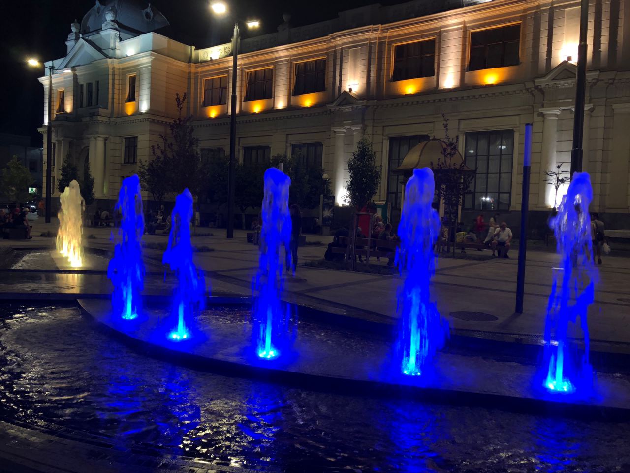 Новий фонтан на площі Двірцевій зачарув львів'ян. Фото: VG Львів
