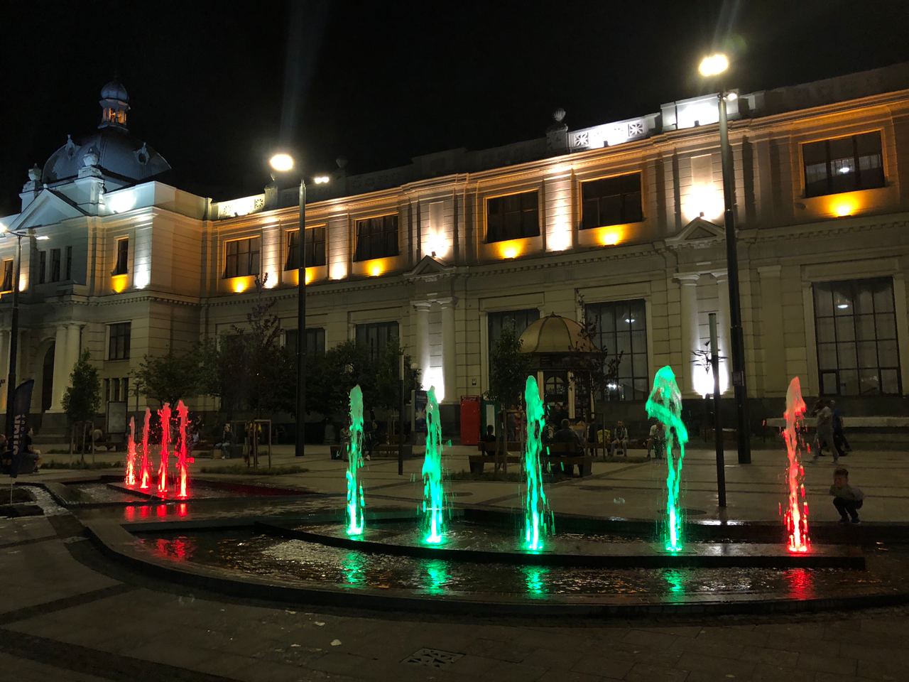 Новий фонтан на площі Двірцевій зачарув львів'ян. Фото: VG Львів