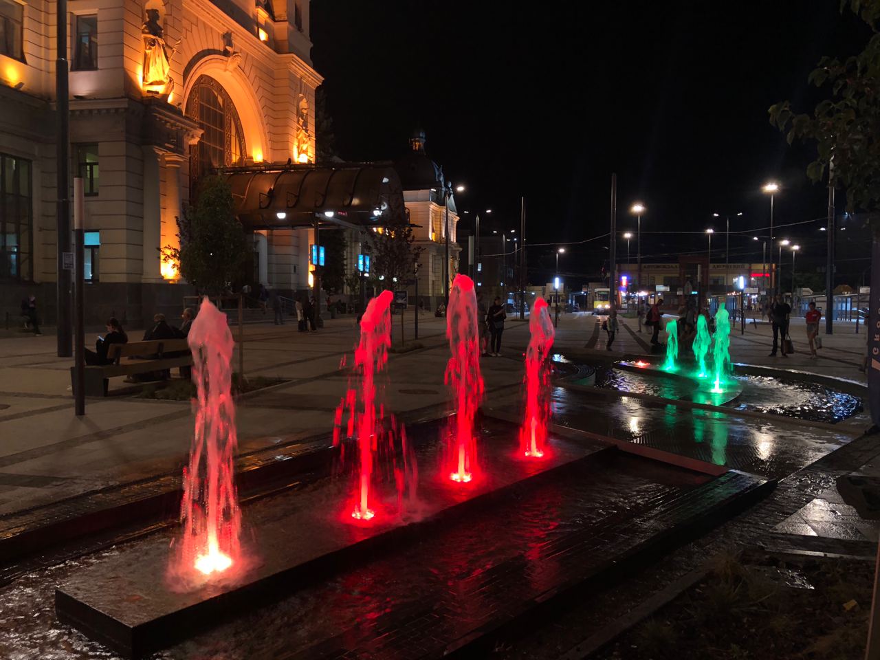 Новий фонтан на площі Двірцевій зачарув львів'ян. Фото: VG Львів