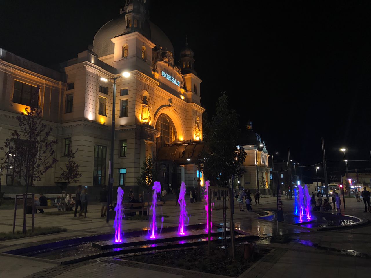 Новий фонтан на площі Двірцевій зачарув львів'ян. Фото: VG Львів