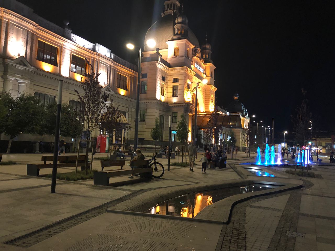 Новий фонтан на площі Двірцевій зачарув львів'ян. Фото: VG Львів