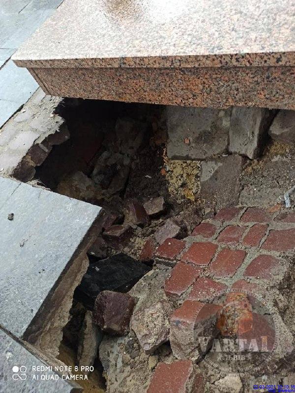 Біля аптеки у Львові під жінкою провалилася земля. Фото: Варта1