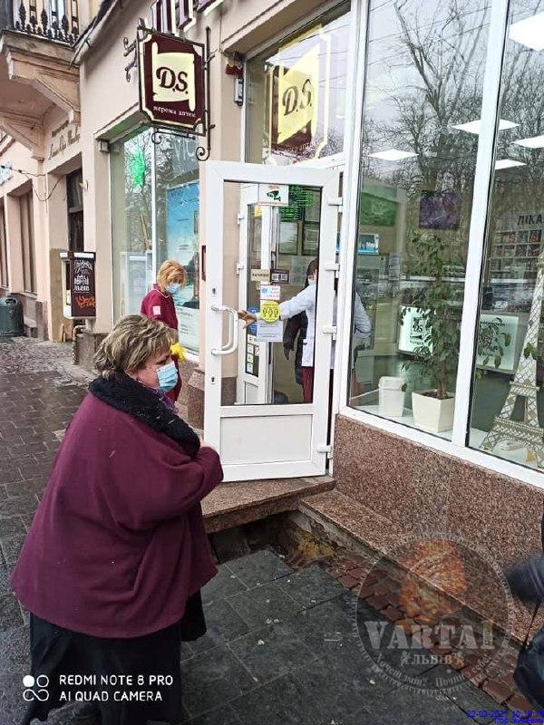 Біля аптеки у Львові під жінкою провалилася земля. Фото: Варта1