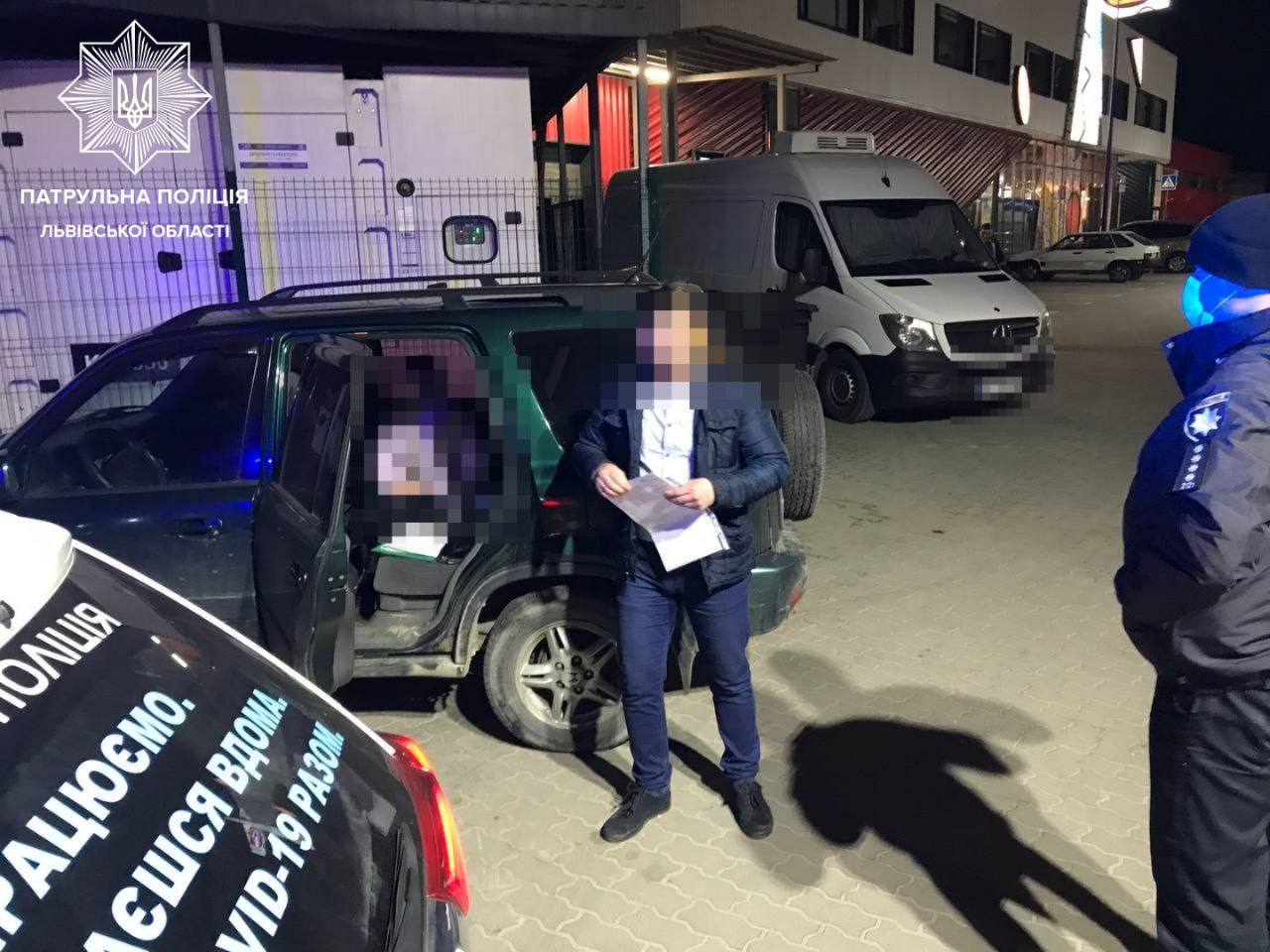 У Львові за кермом автомобіля затримали 14-річну дівчинку. Фото поліції