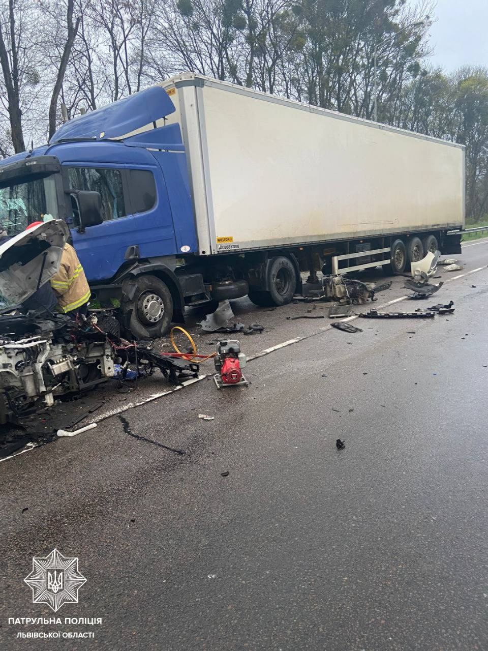 В аварії на трасі Київ-Чоп загинула водійка &ndash; фото з місця ДТП