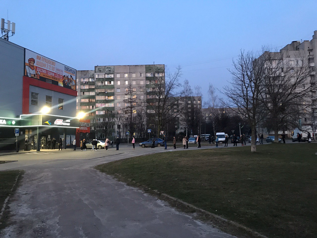 Як правильно стояти в черзі під час карантину. Фото: VG Львів