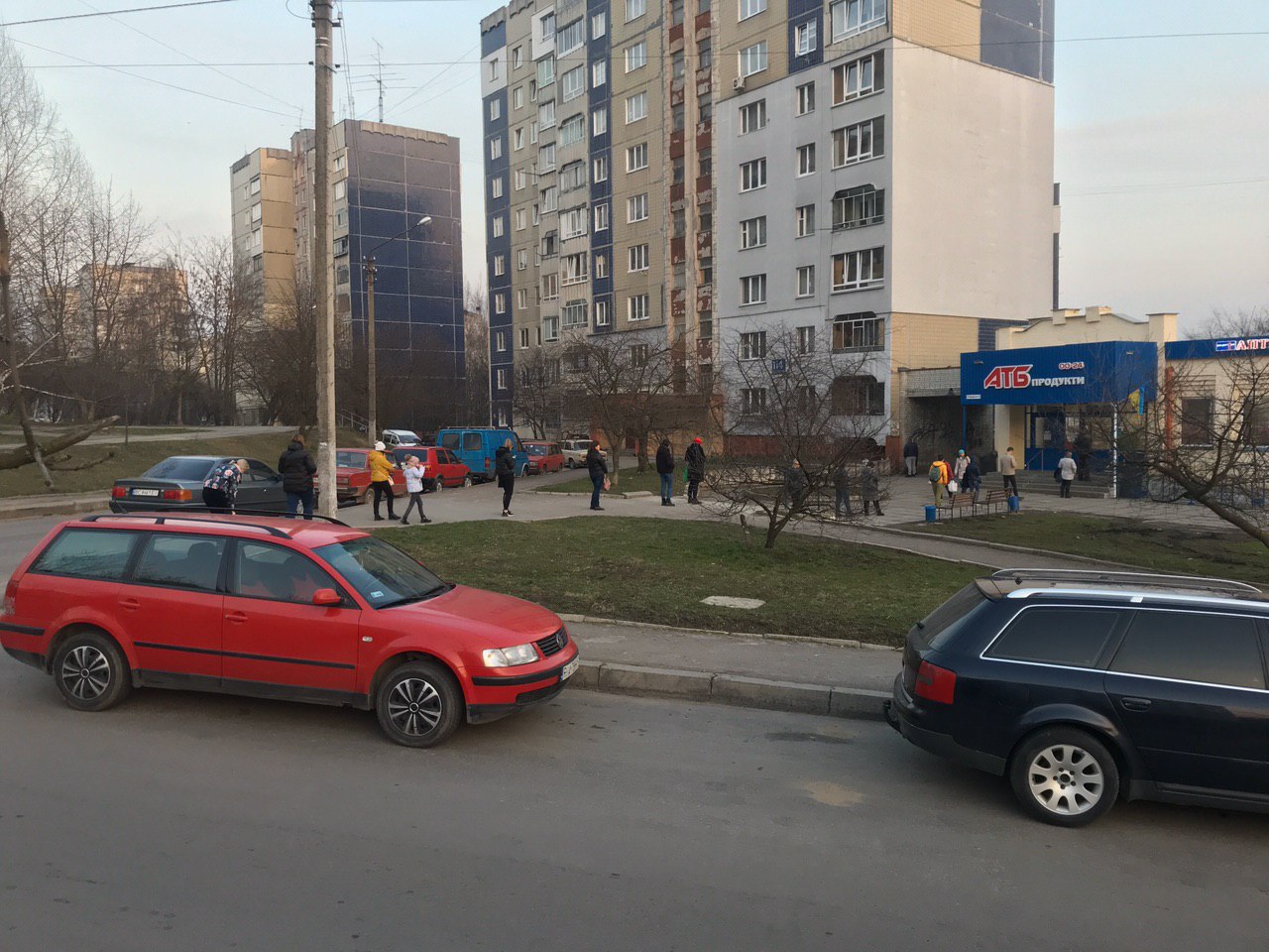Як правильно стояти в черзі під час карантину. Фото: VG Львів