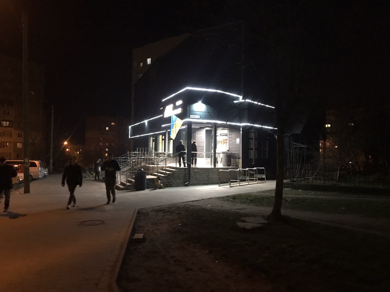 Як правильно стояти в черзі під час карантину. Фото: VG Львів