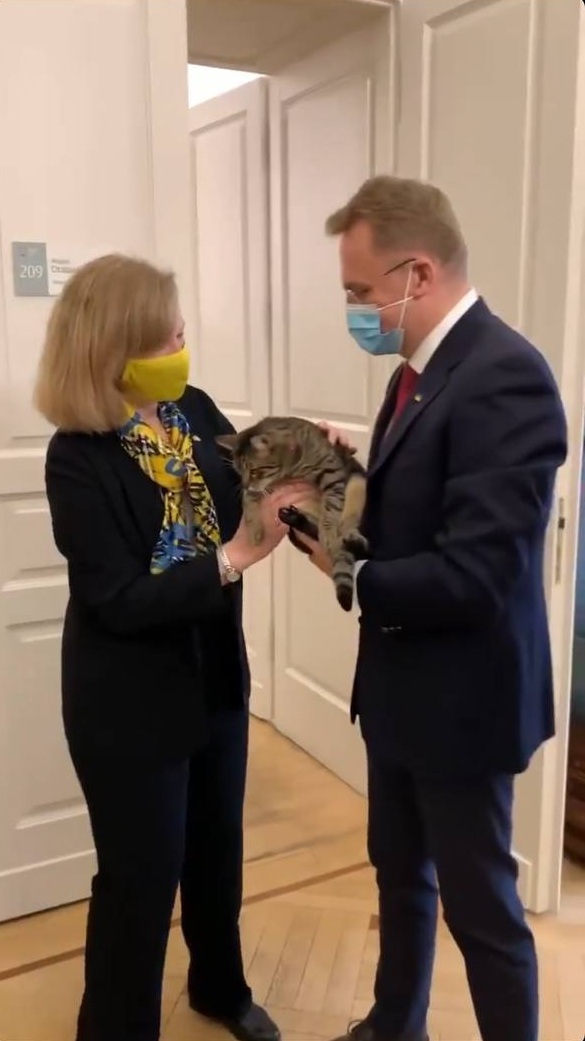 Тимчасово повірена у справах США в Україні зустрілась з котячим мером Львова. Фото: Lvivcitycat/Instagram