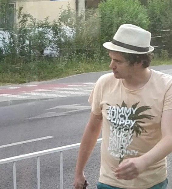 Чоловік, який розтрощив термінал. Фото: Варта-1