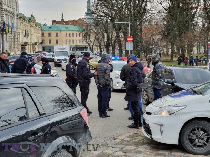 На Винниченка з'їхалась поліція. Фото: Твоє Місто