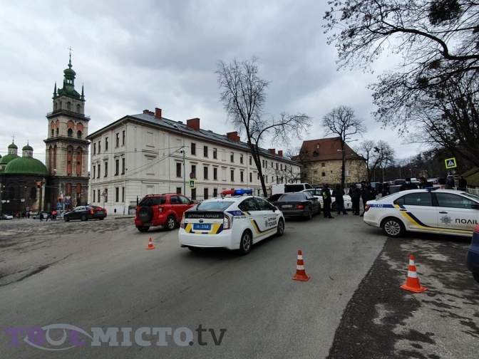 На Винниченка з'їхалась поліція. Фото: Твоє Місто